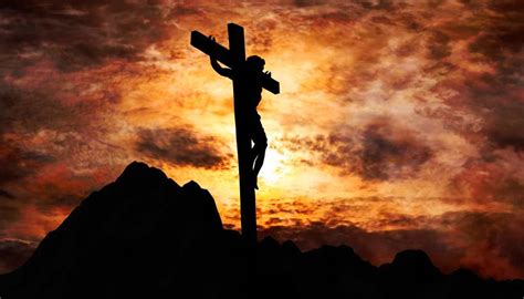Jesús en la cruz, con un enfoque en su rostro para mostrar su expresión de sufrimiento y amor, con los dos ladrones a cada lado.