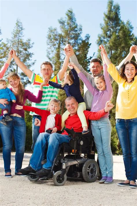 Fotografía: Familia apoyando a un miembro con discapacidad en una actividad cotidiana.