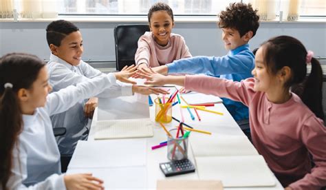 Ilustración: Niños participando en una actividad colaborativa en el aula