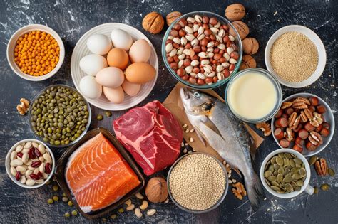 Plato con alimentos recomendados para adultos mayores: proteínas magras, vegetales y cereales integrales