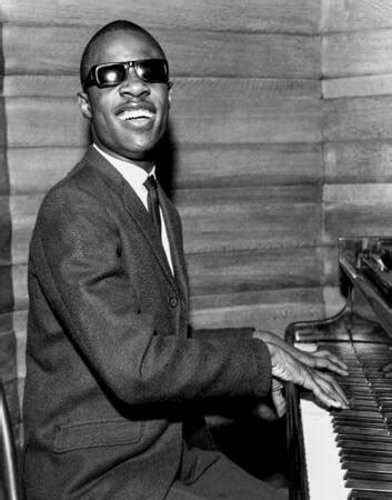 Foto de Stevie Wonder tocando el piano en un concierto