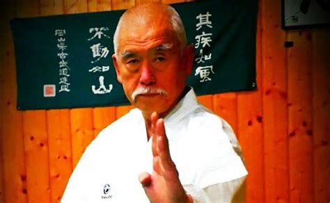 Foto histórica del Maestro Hiromichi Kohata realizando una exhibición de karate en España
