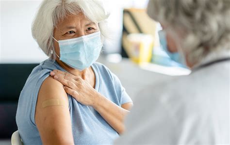 Fotografía de adultos mayores recibiendo la vacuna contra la influenza en un centro de salud.