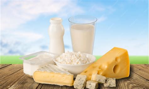 Imagen de productos lácteos variados como leche, yogur natural y queso fresco