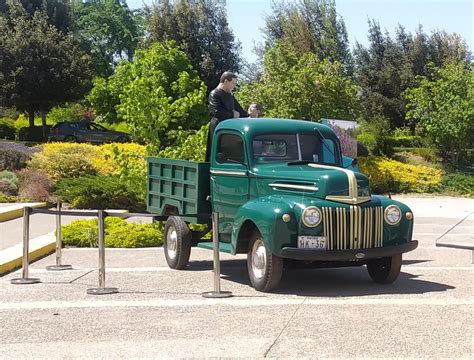 Padre Hurtado en su camioneta verde, auxiliando a desamparados