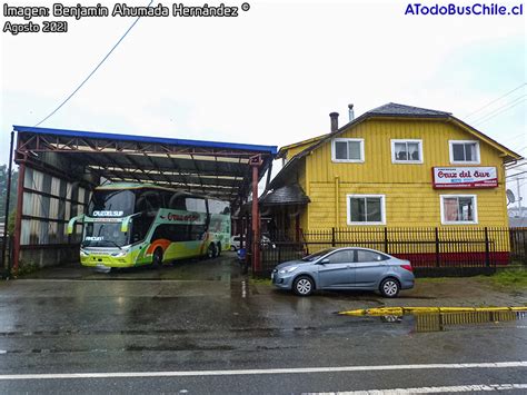 Fachada o entrada del Terminal de buses Cruz del Sur en Puerto Varas