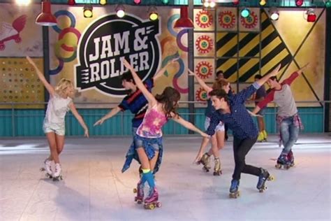 Ilustración de Luna Valente patinando con una sonrisa en el Jam & Roller.