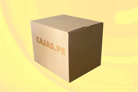 Foto de una caja de alimentos básica o de una persona mayor recibiendo ayuda en su hogar.
