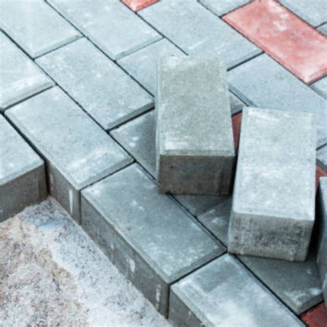 Ejemplo: Adoquines de hormigón prefabricado en un entorno urbano accesible con bordillos rebajados