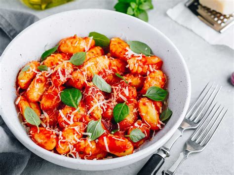Plato de ñoquis caseros con salsa de tomate