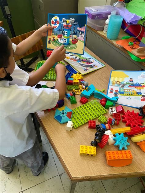 Niños y niñas interactuando con materiales educativos manipulativos