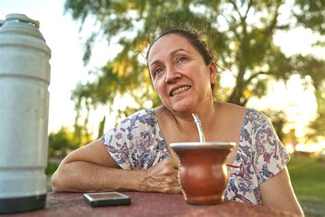 Fotografía de una pareja mayor tomando mate en un hogar de ancianos, compartiendo un momento íntimo y sereno.