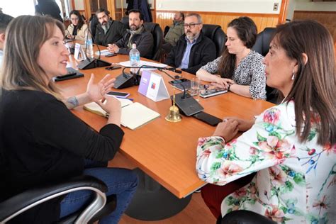 Fotografía del Seremi Danilo Mimica y la Alcaldesa Anahí Cárdenas firmando el convenio del programa.