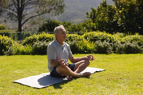 Hombre adulto mayor practicando yoga