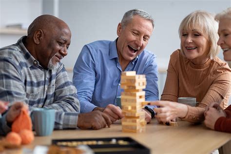 Fotografía de un grupo de adultos mayores jugando a un juego de mesa en una residencia