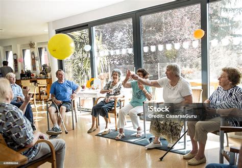 Ilustración de personas mayores participando en actividades grupales en una residencia.
