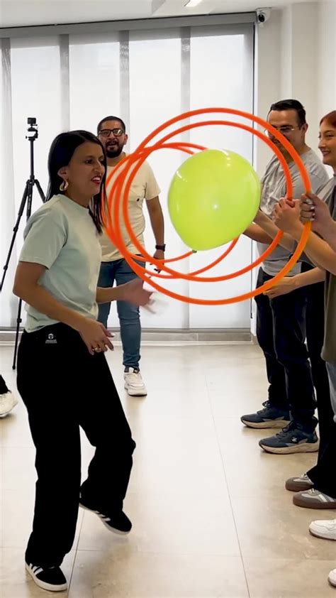 Esquema de juegos físicos adaptados para adultos mayores, como lanzar aros y minigolf.