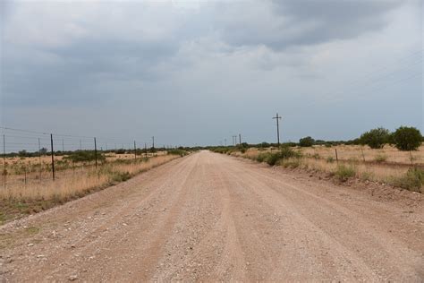 Señal de advertencia de camino de ripio y 4x4 indispensable en zona de montaña