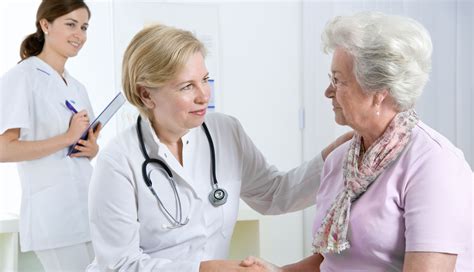 persona mayor en consulta médica con un doctor