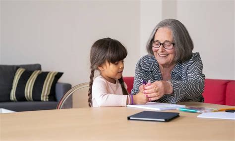 Foto de niños y ancianos interactuando en un centro intergeneracional