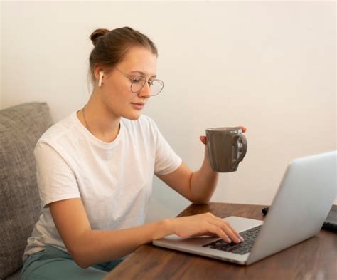 fotografía de una persona trabajando con tecnologías de asistencia desde casa