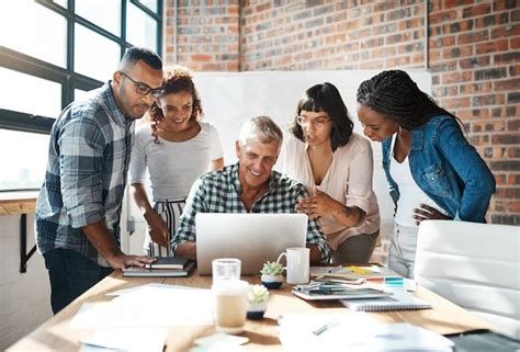 Foto de un equipo diverso de profesionales colaborando en una oficina moderna y luminosa