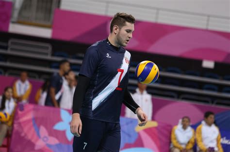 Fotografía de Eduardo Romay en acción durante un partido de vóley