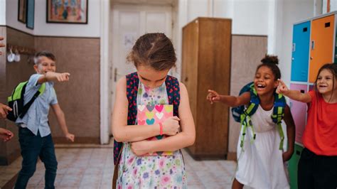 Ilustración que representa el contraste entre el acoso escolar y la valoración en el deporte