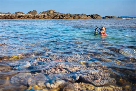 Mujer en la playa observando el vasto océano, simbolizando la conexión con la madre y la naturaleza