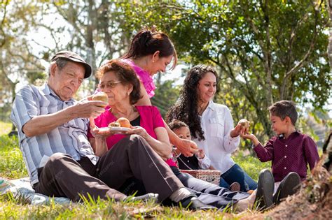 Foto temática: Personas mayores solteras disfrutando de su autonomía