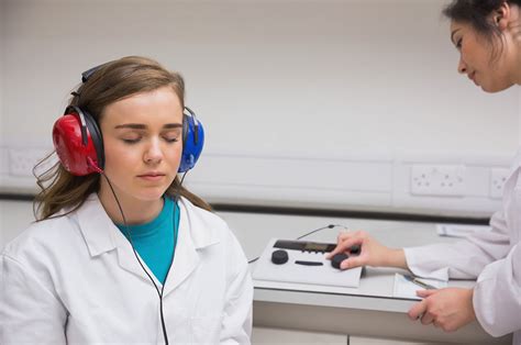 Persona haciéndose un chequeo auditivo o audiometría