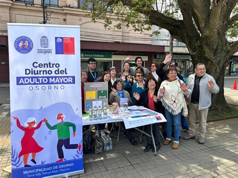 Foto oficial de la presentación del nuevo coordinador de SENAMA Los Lagos, Mauricio Aroca, junto a la Seremi de Desarrollo Social, Soraya Said Teuber.