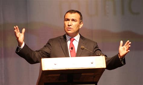 Foto del alcalde Juan Eduardo Vera durante la inauguración del salón del Club Santa Gemita