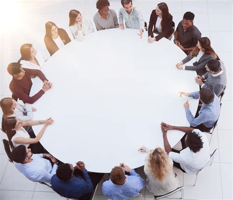 Foto de una reunión de comité o mesa redonda con diversos participantes, incluyendo académicos y representantes gubernamentales