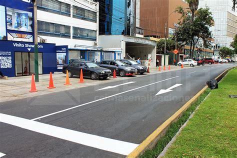 Ilustración: Demarcación de Zona 30 con doble chevron y símbolo de bicicleta en el pavimento