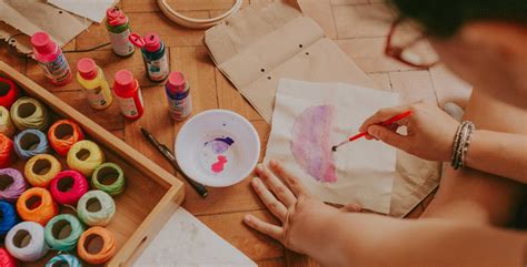 Ilustración de una persona mayor participando en una sesión de arteterapia, concentrada en una actividad creativa