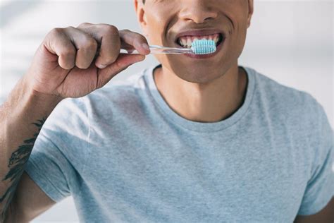 Foto de persona mayor cepillándose los dientes