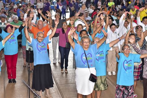 Grupo de adultos mayores participando en actividades comunitarias