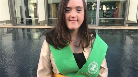 Fotografía de Blanca San Segundo, mujer con síndrome de Down que obtuvo un grado universitario en España.