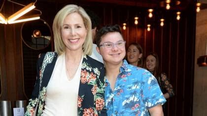 Fotografía de Sally Phillips junto a su hijo Olli.