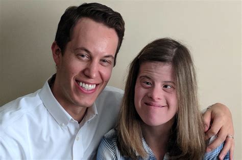 Fotografía del médico genetista estadounidense Brian Skotko con su hermana Kristin.