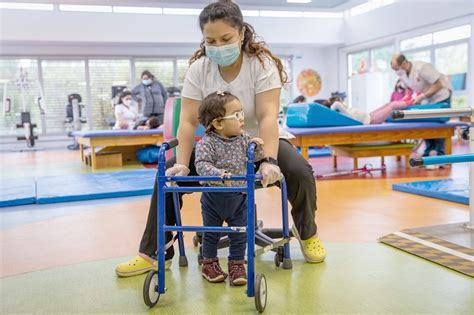 Fotografía de un centro Teletón en Chile, mostrando niños y jóvenes recibiendo rehabilitación.