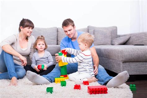 Fotografía de un niño con discapacidad jugando con sus padres