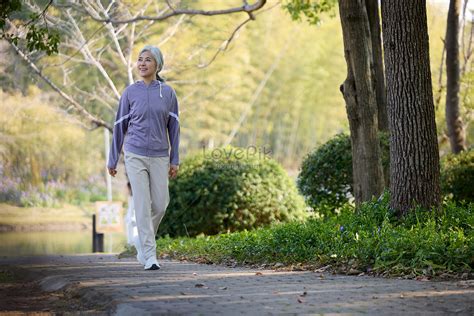 Persona mayor caminando en un parque soleado