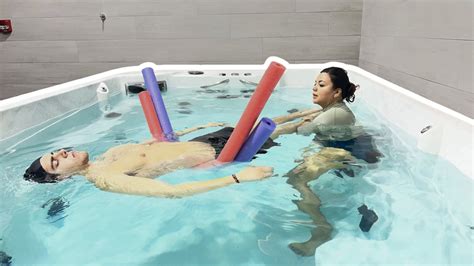 perro paralítico en terapia acuática