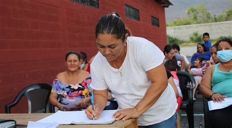 Mujeres mayores participando activamente en un taller de liderazgo comunitario