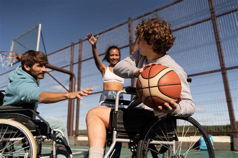 Fotografía: Estudiantes con N.E.E. participando en deportes adaptados