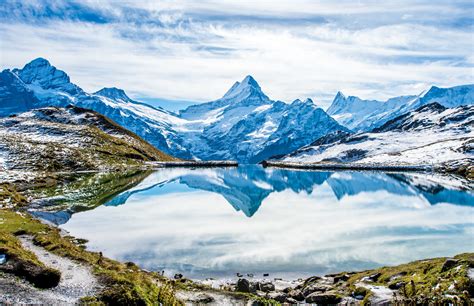 Foto panorámica de los Alpes Suizos y el valle de Valais al atardecer