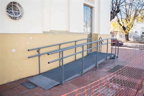 Fotografía: Rampa de acceso a un museo, simbolizando la eliminación de barreras físicas