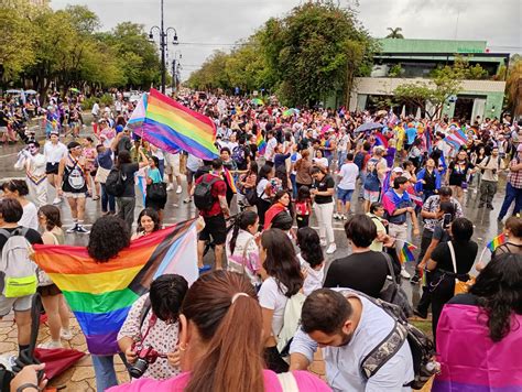 Foto de manifestación en apoyo a la diversidad sexual y críticas a la transfobia